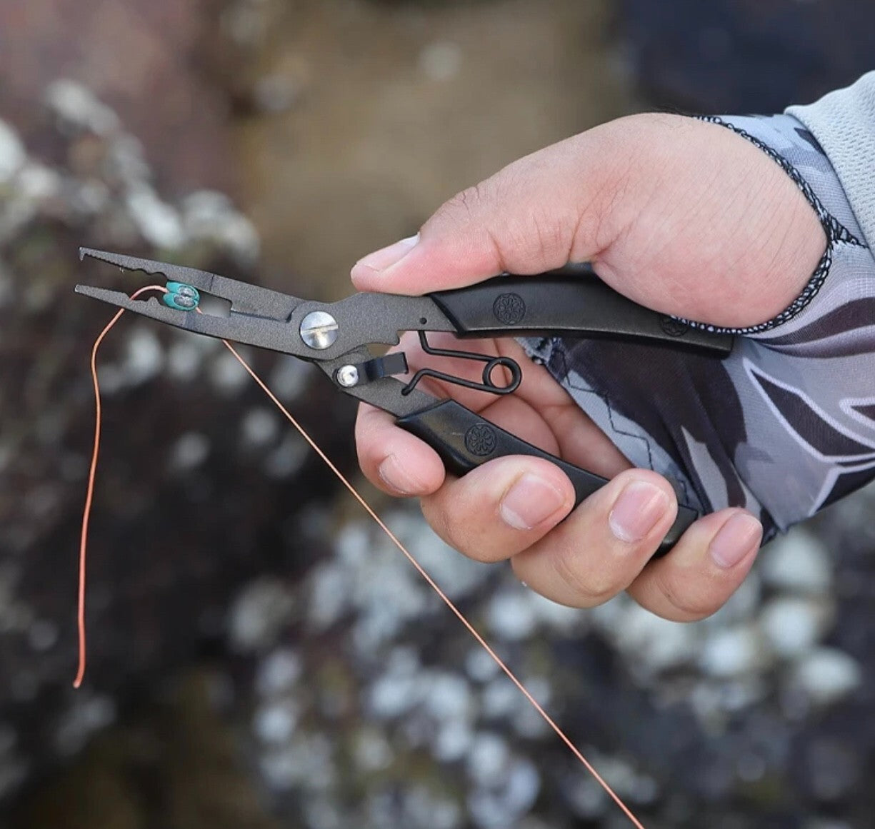 Angelzange & Hakenlöser – Multifunktionszange zum Angeln mit Karabinerband